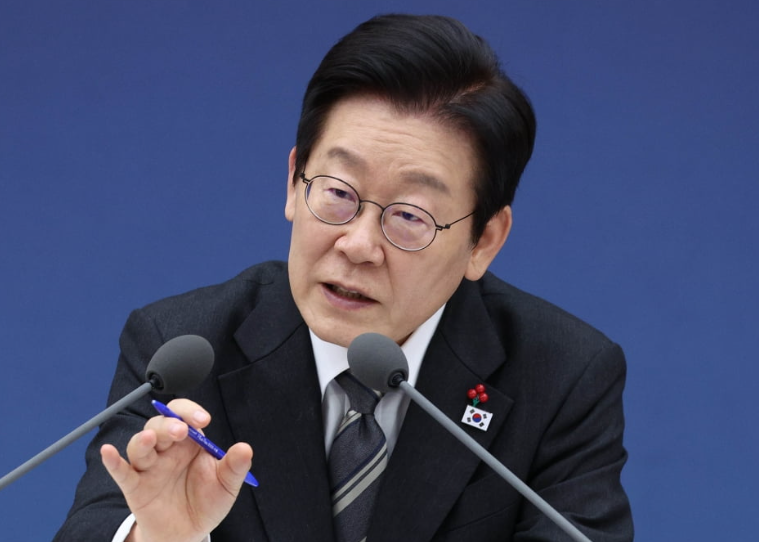 이 대통령 "탈모약·비만약 건보급여 가능성 검토하라"