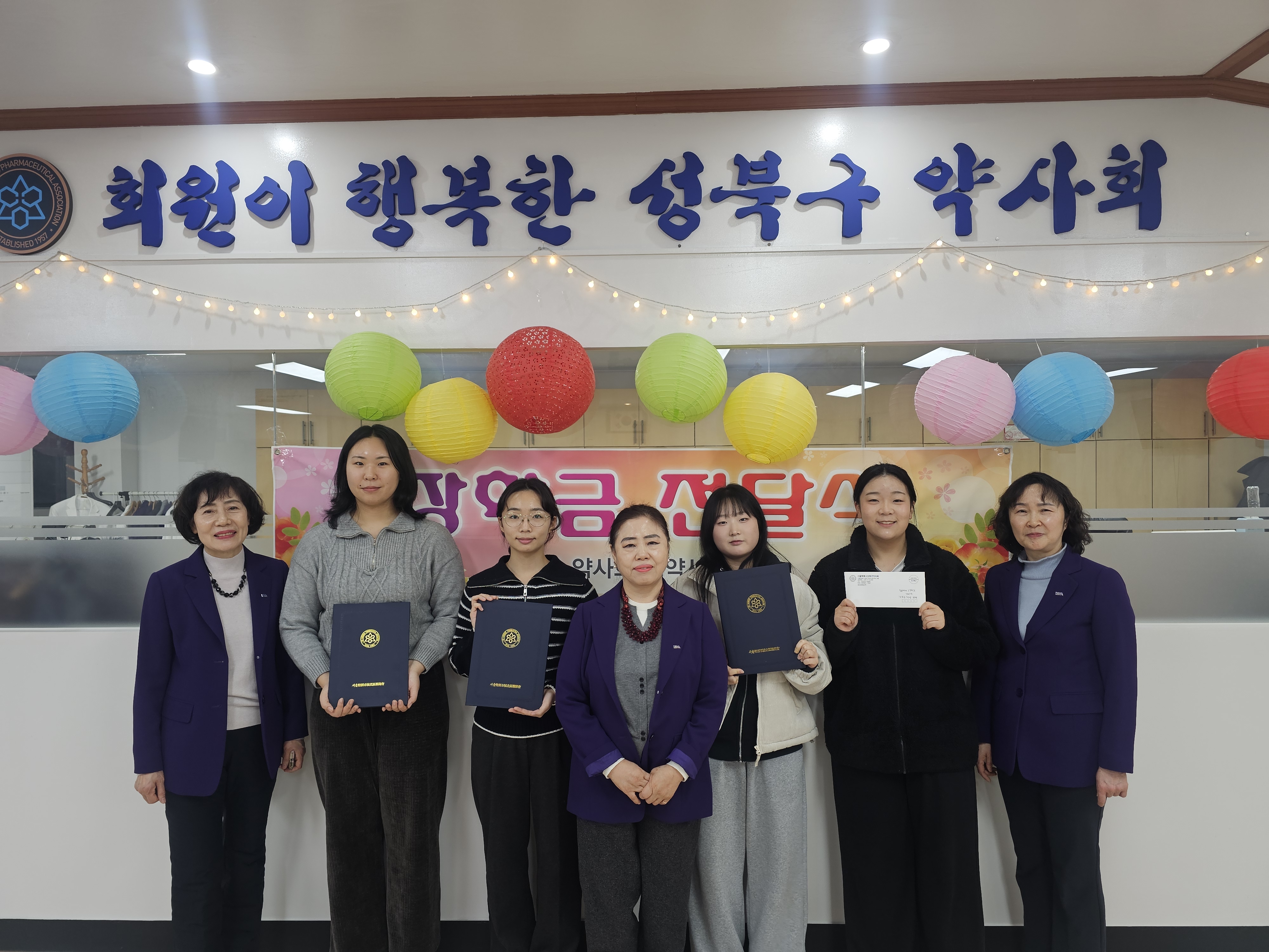 성북구약, 동덕여대 약대생·관내 고등학생에 장학금 전달