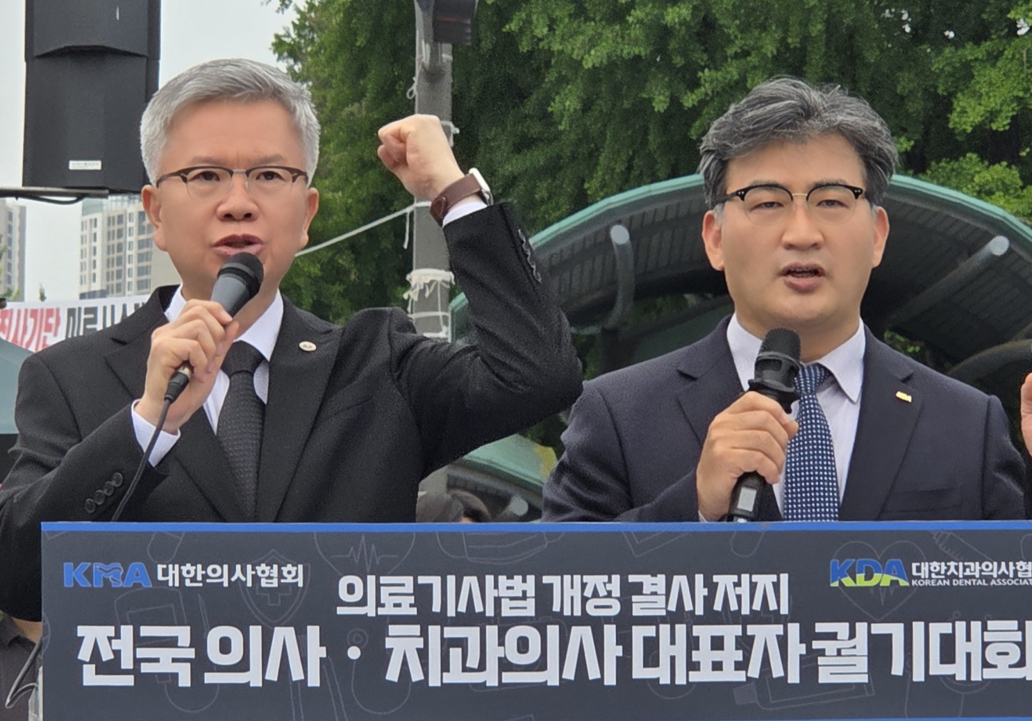 국회에 모인 의사들 "의료기사 독자 행위...단독개원 야욕"