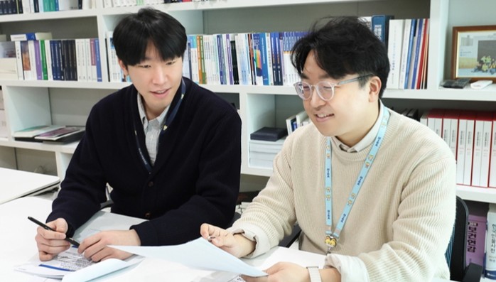 "가운 벗고 신약등재 감별사로...약사 전문성 시너지"