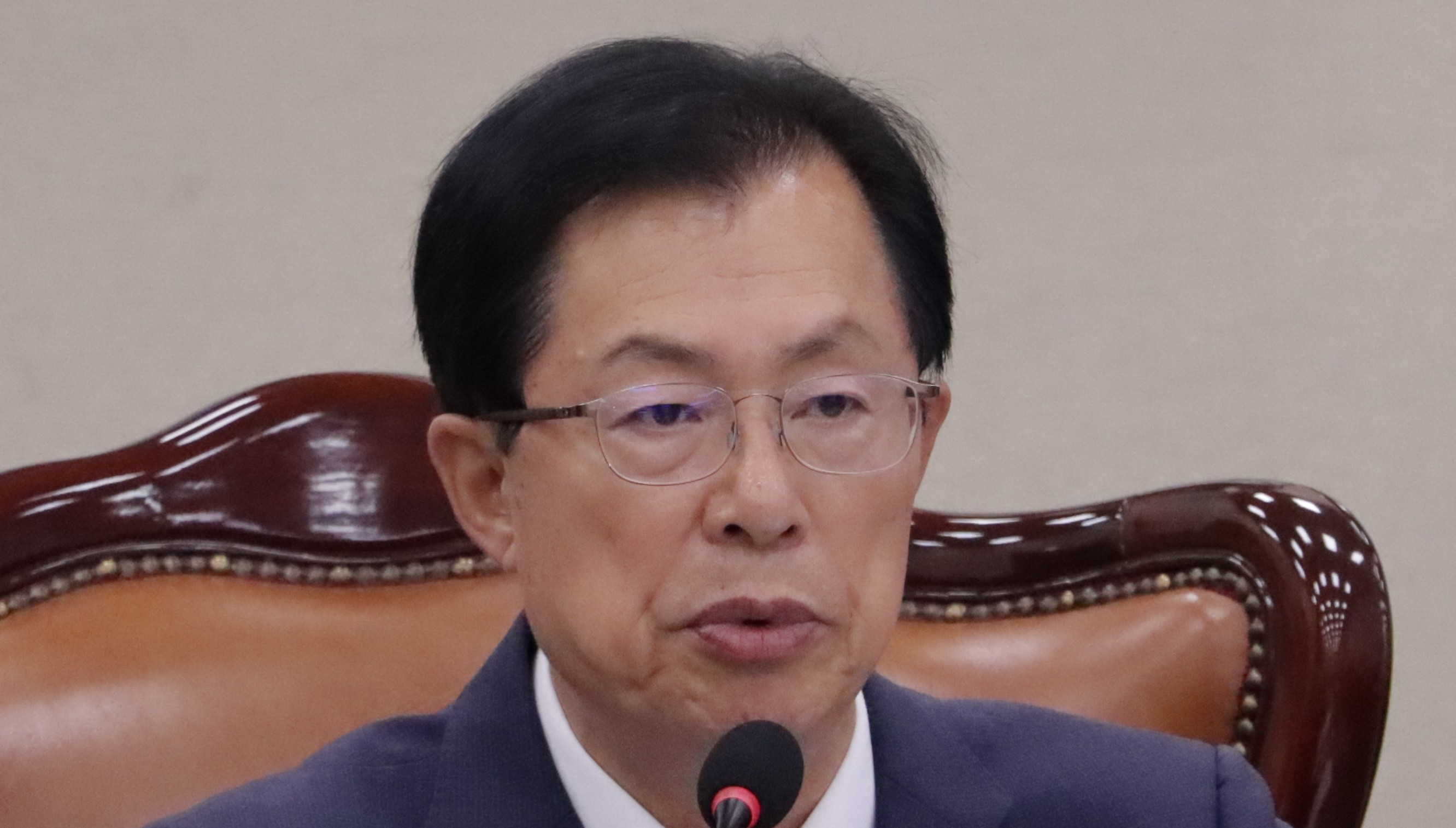 수면유도제 대량 구매에 비약사 판매…창고형약국 국감 도마